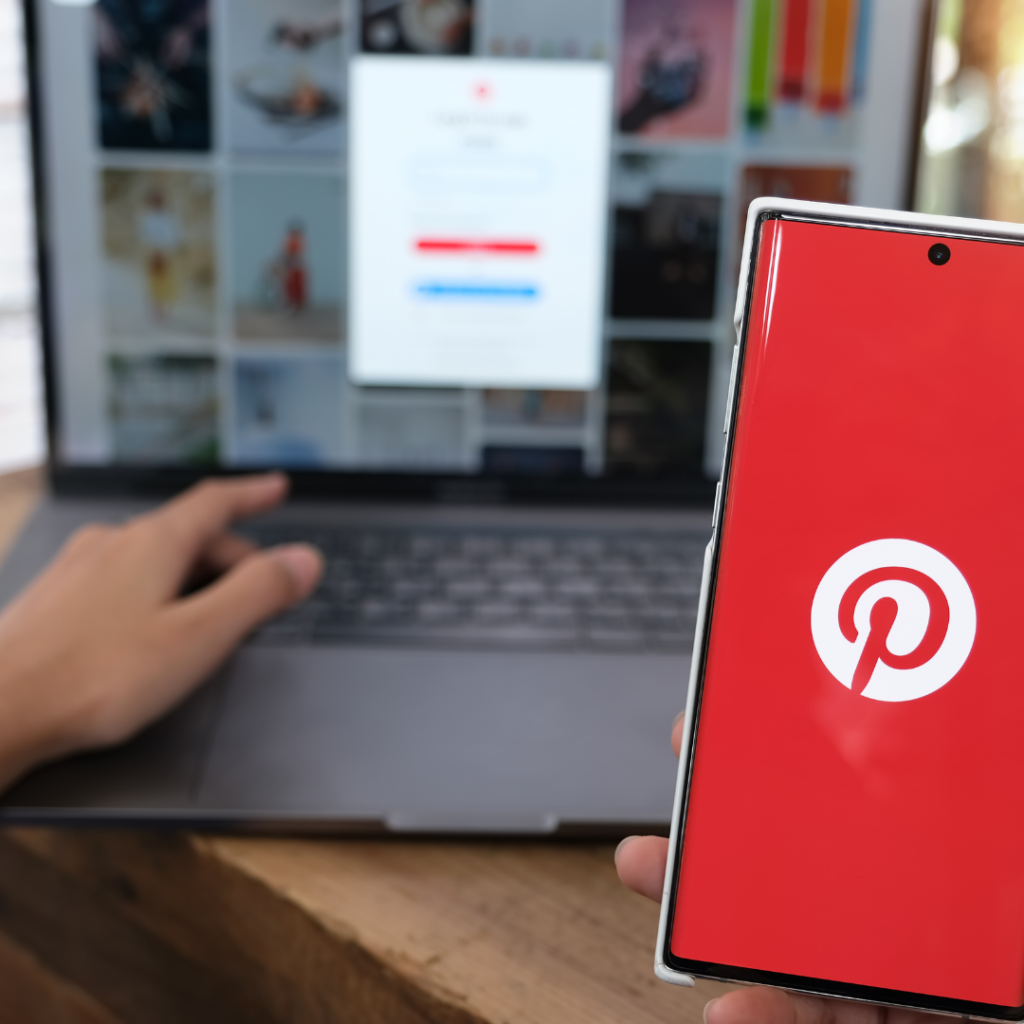 Laptop com blog e smartphone com logo do Pinterest